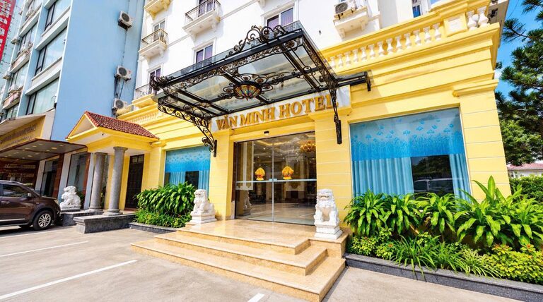Mặt tiền sảnh vào Khách sạn Văn Minh 2 với biển hiệu VĂN MINH HOTEL và mái kính