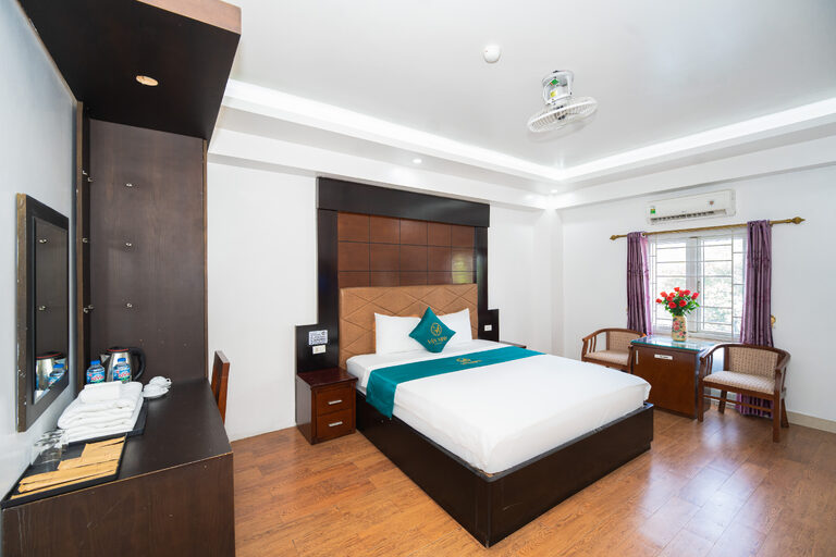 Phòng nghỉ giường đôi tại Khách sạn Văn Minh 2 với sàn gỗ, trần thạch cao và cửa sổ lấy sáng tự nhiên