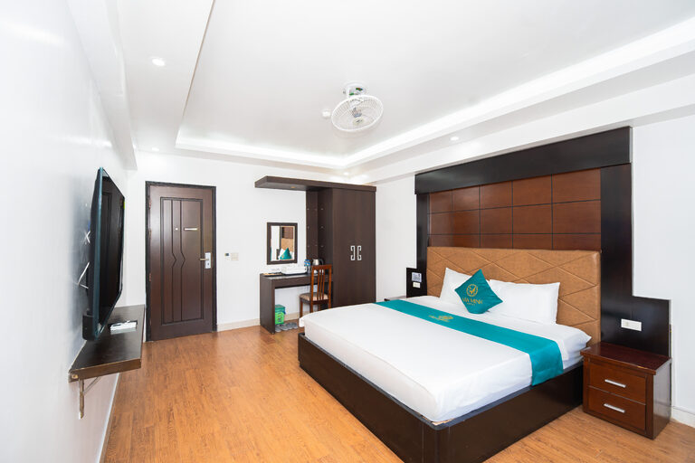 Phòng giường đôi rộng rãi với đầu giường bọc đệm, tủ quần áo và bàn trang điểm