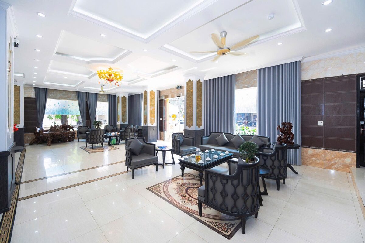 Sảnh lễ tân Khách sạn Văn Minh 2 với bộ bàn ghế tiếp khách, đèn chùm và sàn đá bóng