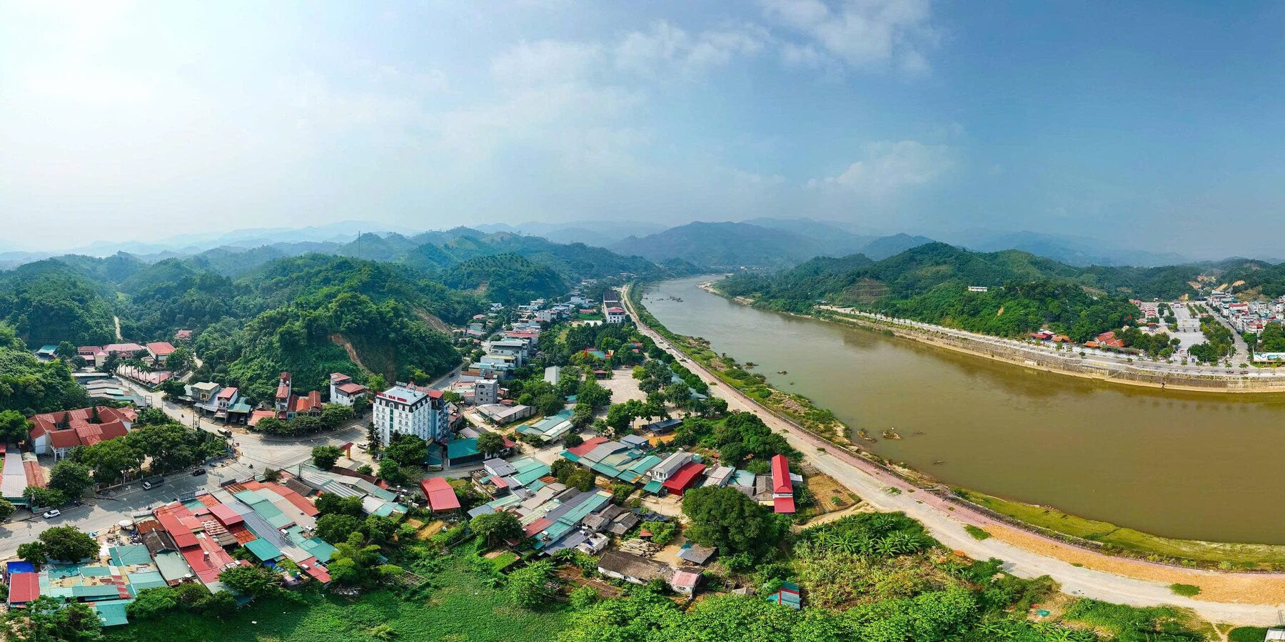 Toàn cảnh khu vực Bảo Hà nhìn từ trên cao với sông Hồng uốn quanh và dãy núi phía xa